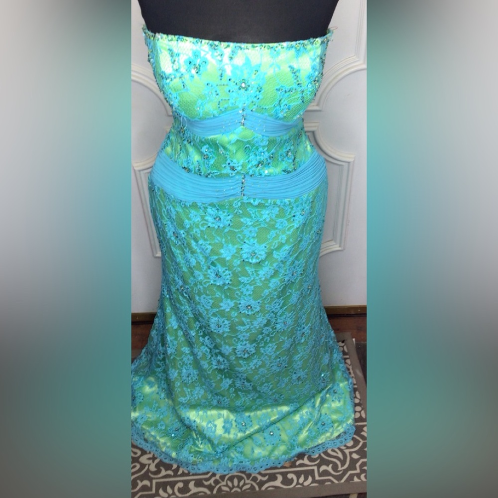 Elegant Turquoise Lace Prom Gown